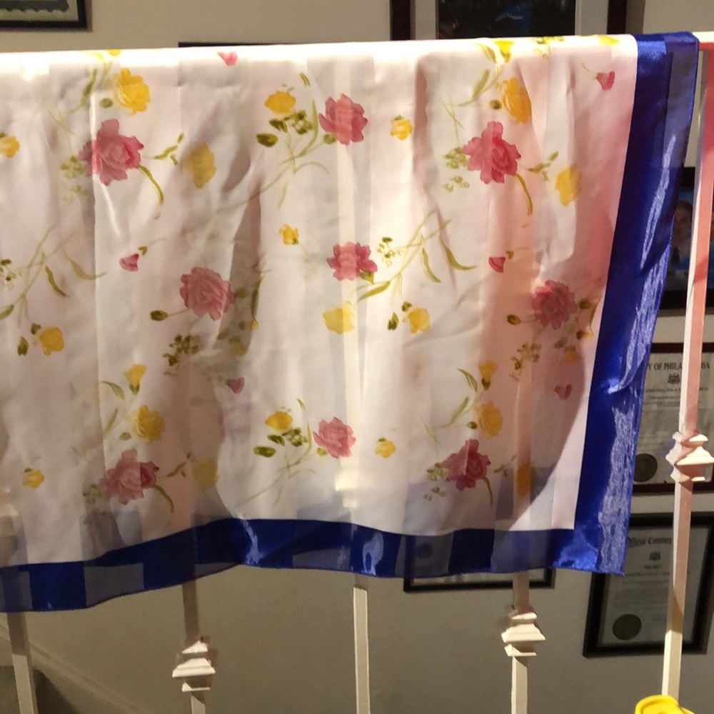 Gorgeous Vintage Floral Print Scarf with Blue Border - Picture 5 of 7